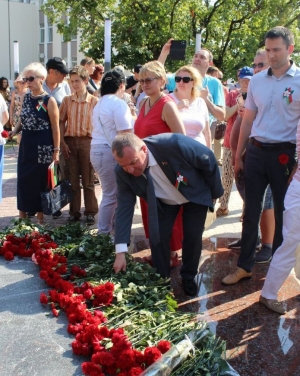 Сотрудники института приняли участие в открытии памятника на площади восстания