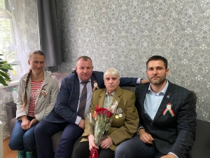 Руководство и члены трудового коллектива Института поздравили ветерана предприятия с Днем Независимости